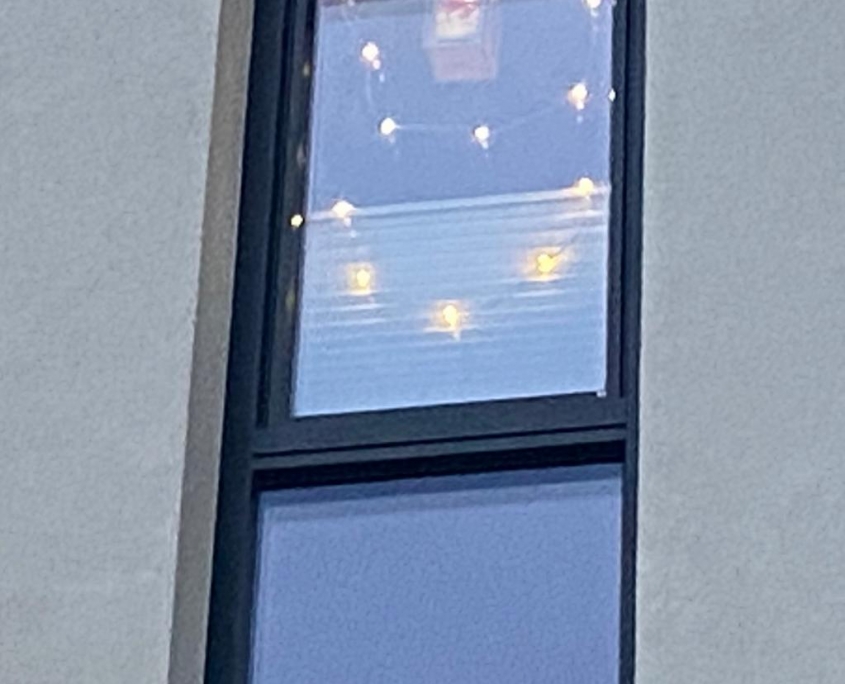 Fenster mit Lichterkette